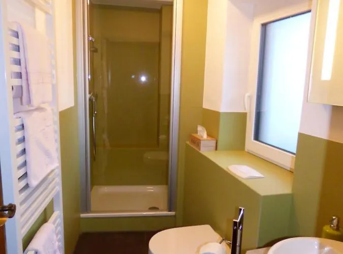 Zum Kronprinzen Garni מלון 2*