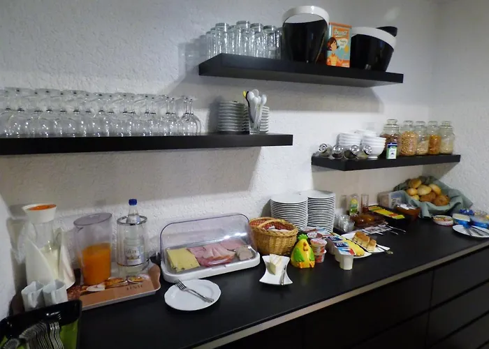 Zum Kronprinzen Garni מלון 2*