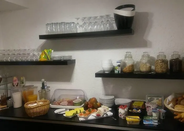 מלון Zum Kronprinzen Garni 2*